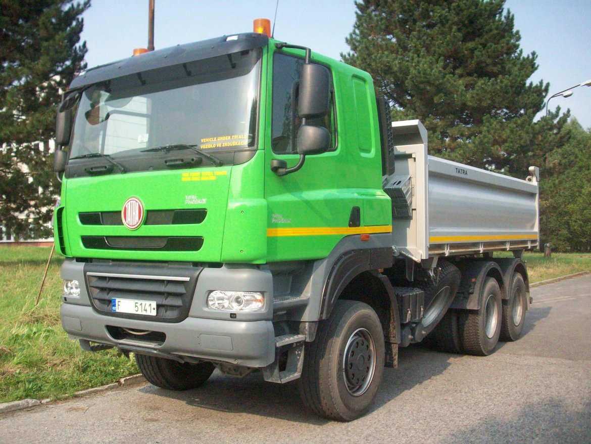 Interní označení Esmeralda je opravdu podle zbarvení, zde TATRA PHOENIX 6x6.