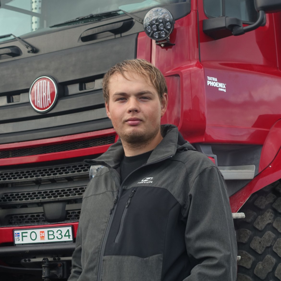 Tomáš Straňák během návštěvy Islandu a pozadí mu dělá unikátní Tatrabus.