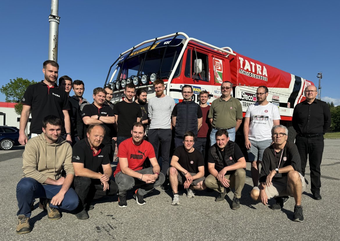 Skupinové foto u vozidla TATRA 815 Ostrý II, Michal úplně vlevo dole v béžové mikině.