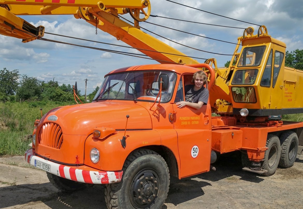 Tomáš za volantem vozu TATRA 138.