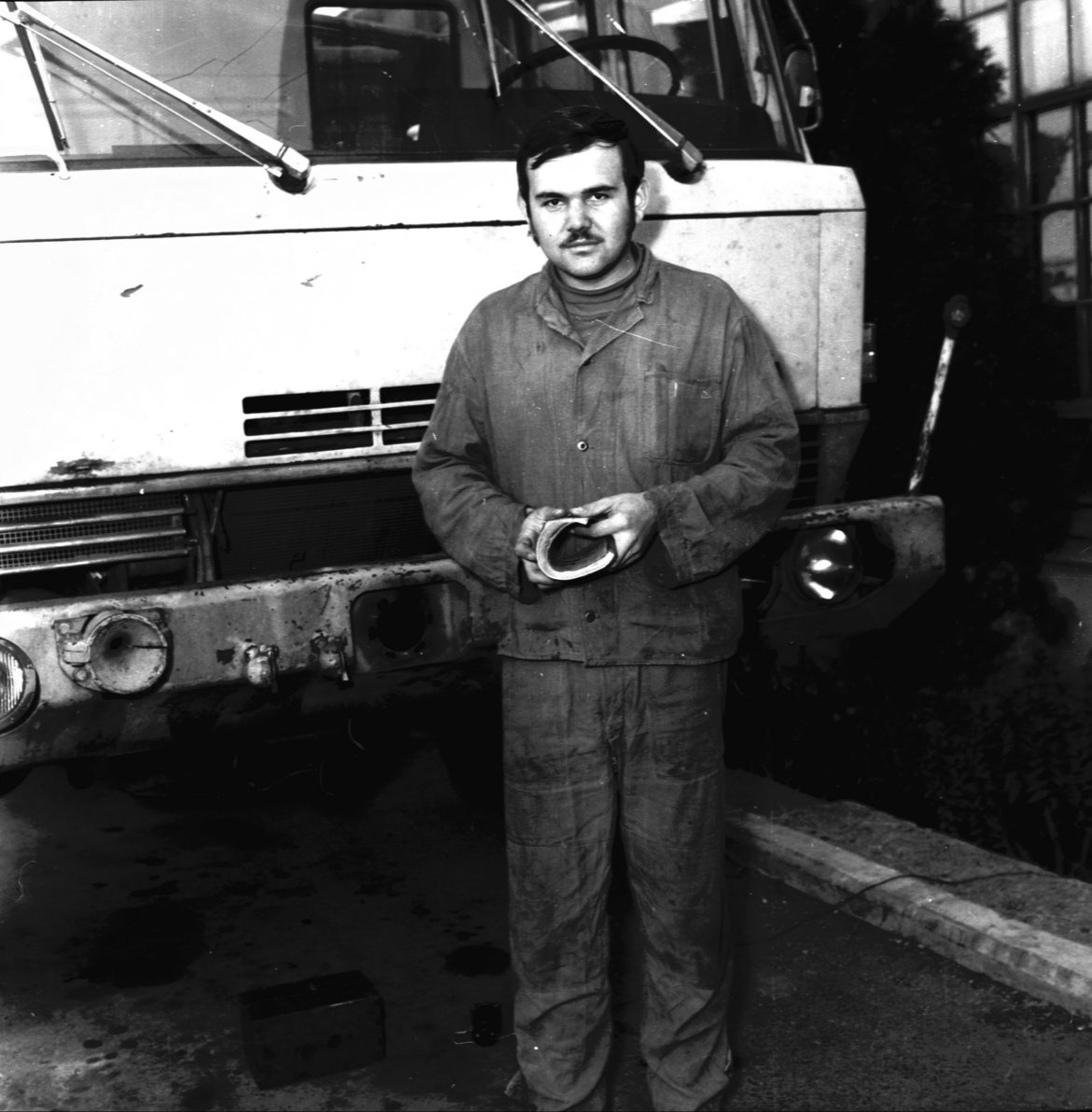 Karel Loprais na počátku 70 let v roli zkušebního řidiče před jedním z prvních prototypů vojenské verze T 815.