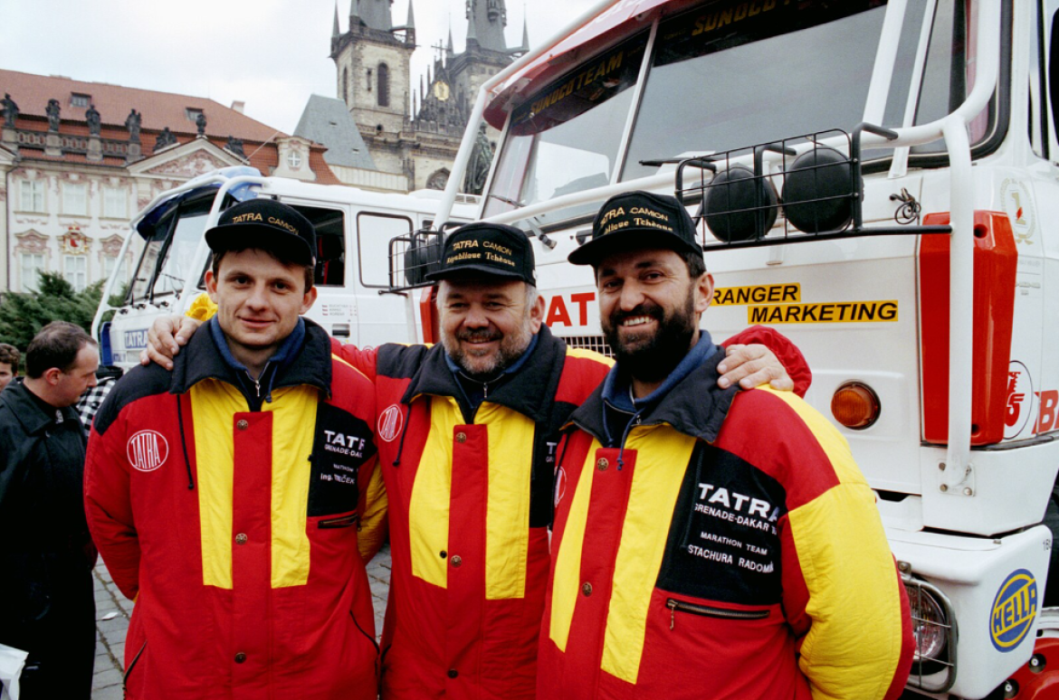 Dakar 1995 - v posádce Hasičáku se premiérově objevil Tomáš Tomeček (zcela vlevo), který se později stal jedním ze soupeřů Karla Lopraise.