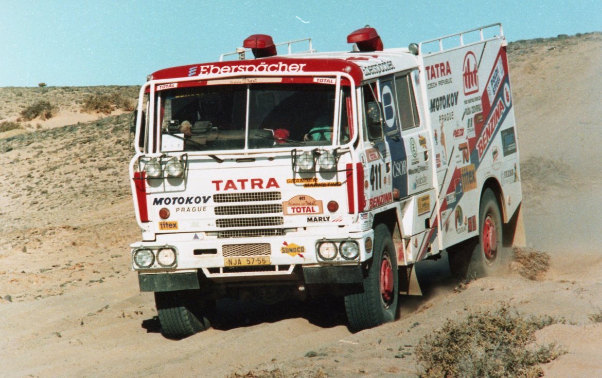 Dakar 1995 - k vítězství vedla spolehlivost Hasičáku a konzistentní bezchybný jízdní styl Karla Lopraise.