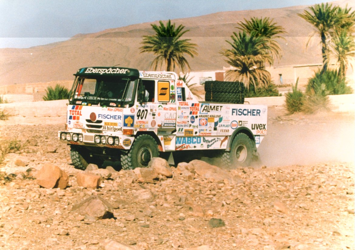 Dakar 1999 - do soutěže vyrazila Puma s několika sty kilogramy náhradních dílů navíc a celkem čtyřmi náhradními pneumatikami.