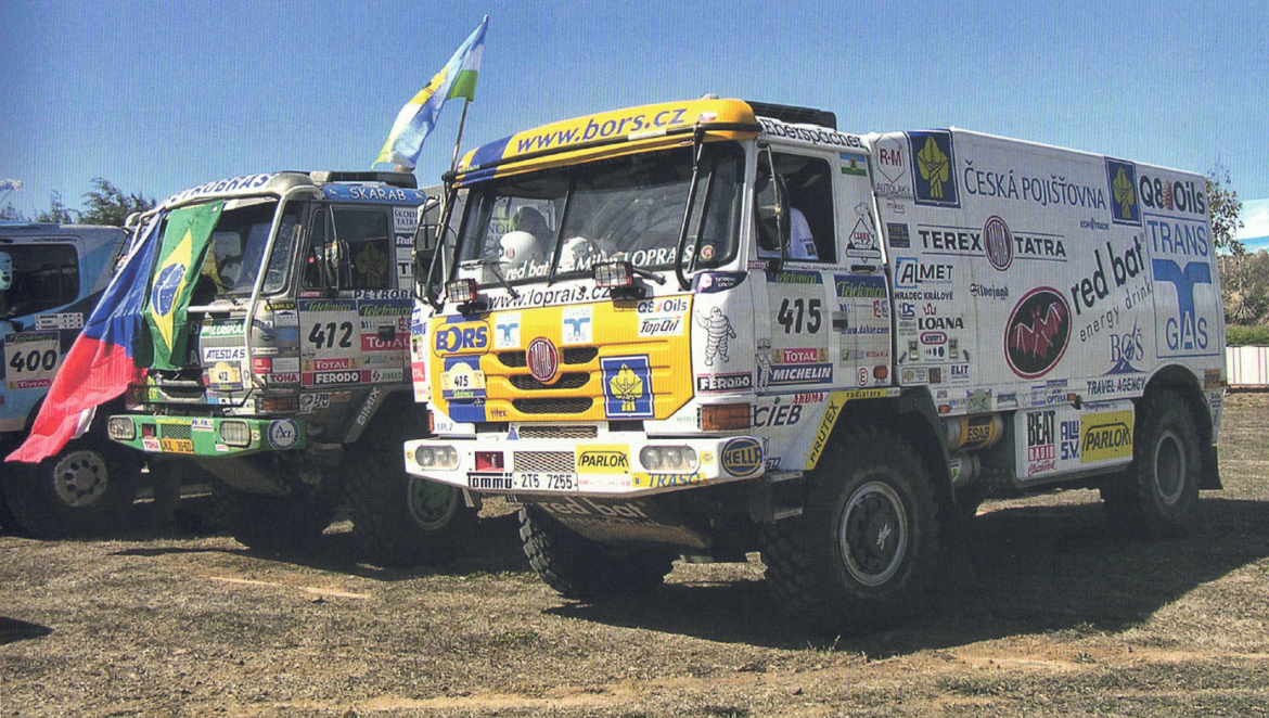 Dakar 2004 - v cíli vedle brazilsko-české Tatry Tomáše Tomečka a André de Azeveda.