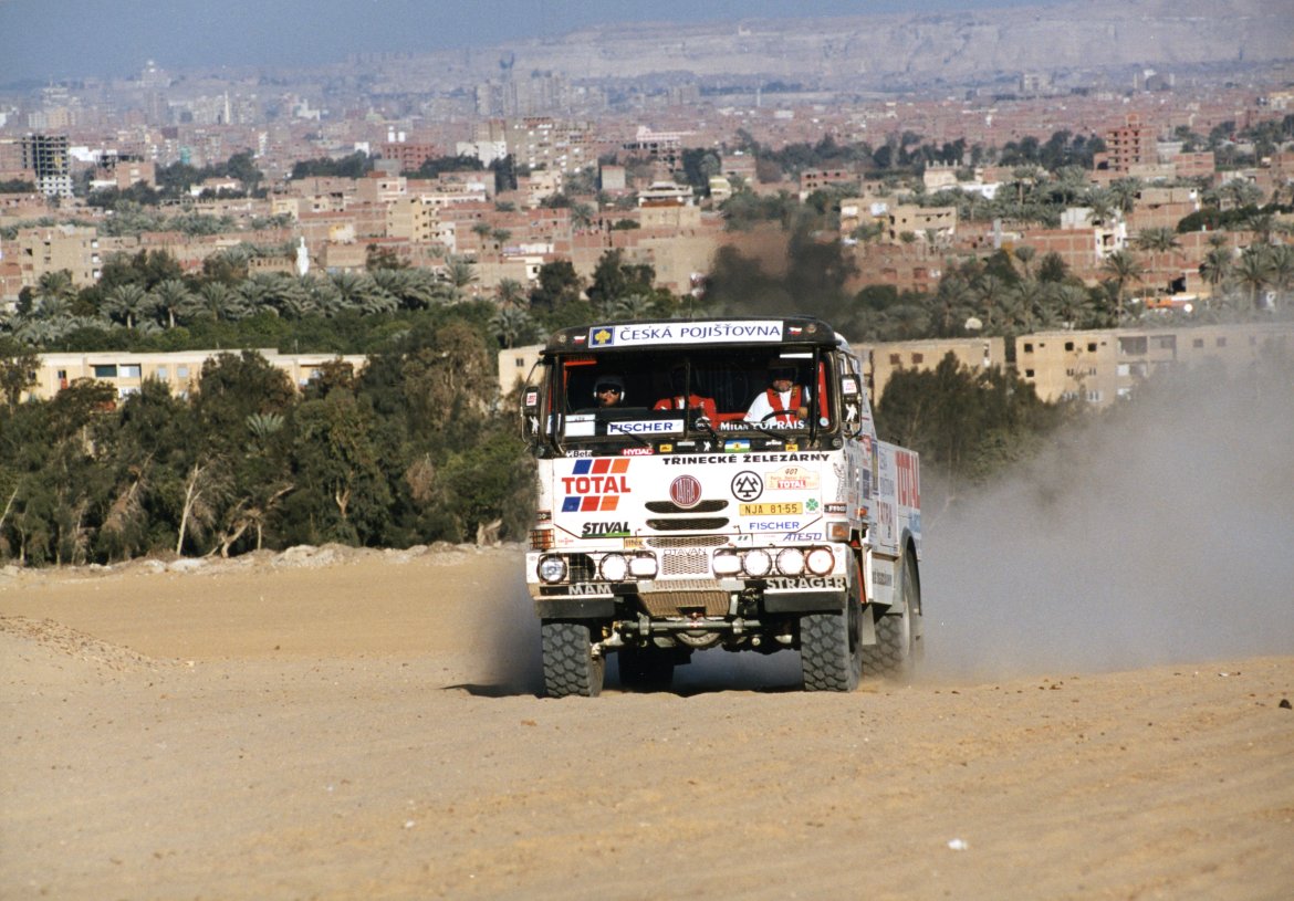 Dakar 2000 - Karel Loprais po přerušení soutěže mohutně stahoval náskok soupeřů, ale nakonec z toho bylo stříbro.