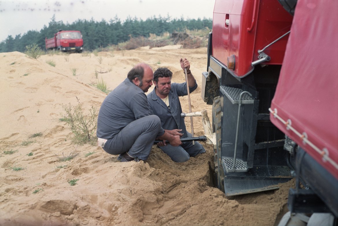 Karel Loprais při zkouškách prvního funkčního vzorku nové čtyřkolky v roce 1986; asistuje Oskar Hanke, který měl přípravu vozů na starosti.