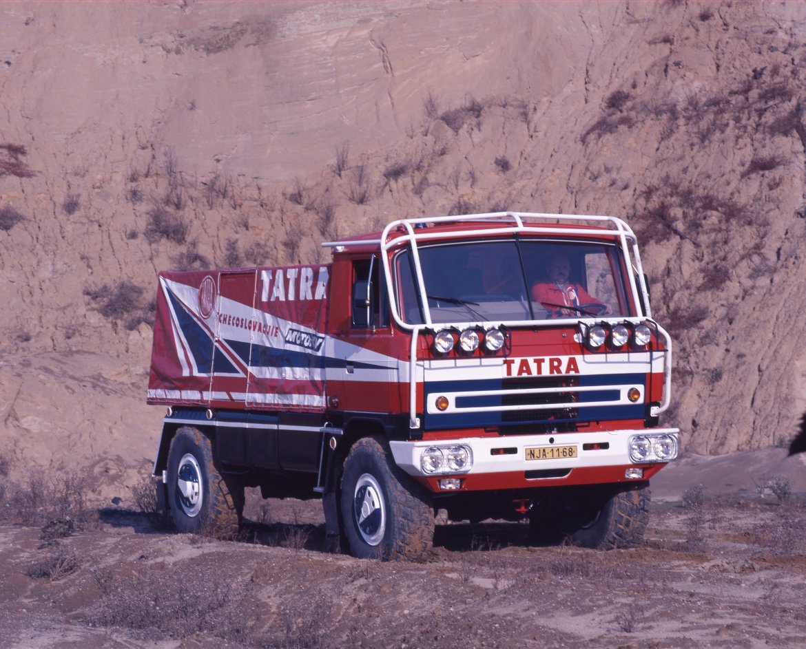 Karel Loprais za volantem nové soutěžní čtyřkolky před Dakarem 1987.