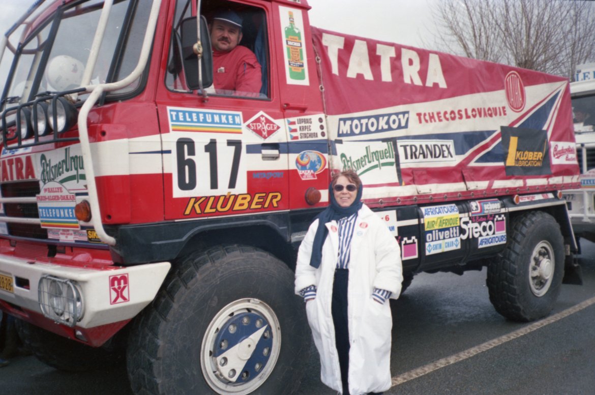 Dakar 1987 - Karel Loprais před startem prologu ve společnosti asistentky firmy M.A.M. Strager.