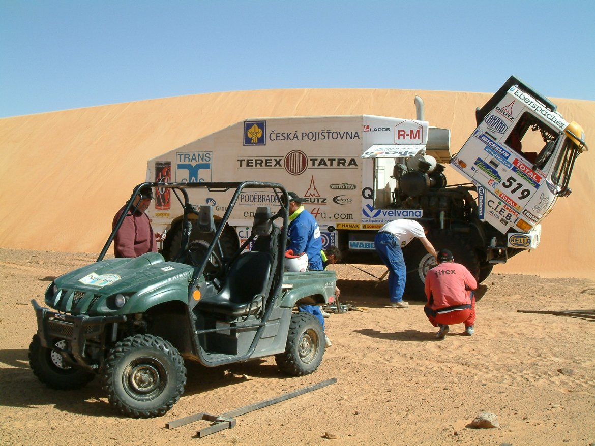 Dakar 2005 - po téměř třech dnech se k poškozenému vozu probili zachránci na čtyřkolkách.