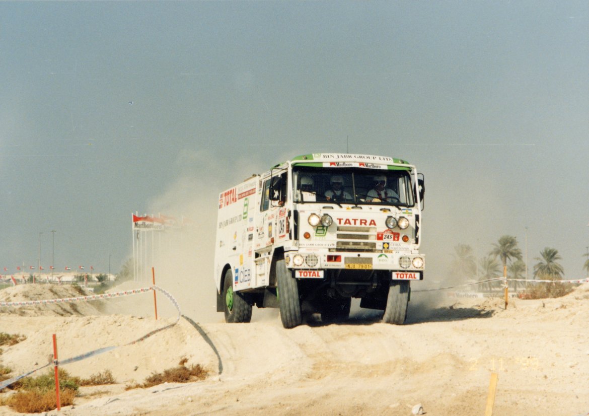 UAE 2000 - v rámci tréninku startoval Karel Loprais s Hasičákem-IV na krátké soutěži v Dubaji.