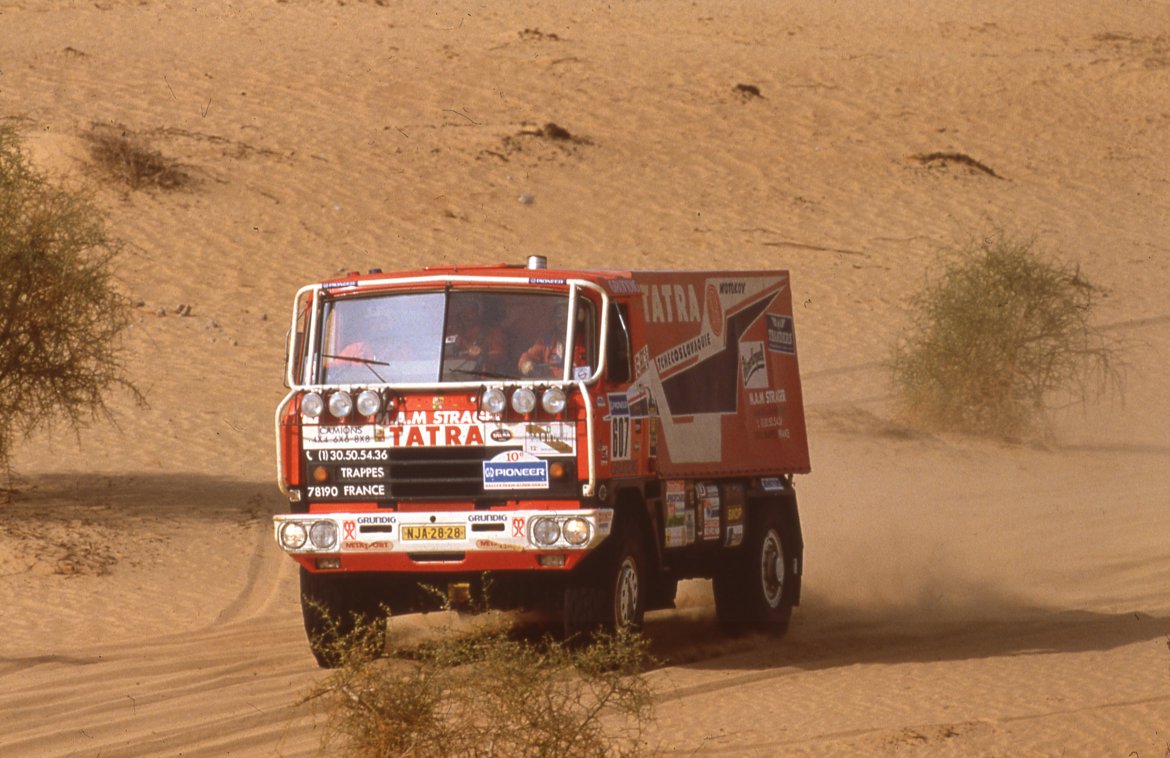 Dakar 1988 - Karel Loprais svedl souboj o těsné vítězství s Jiřím Moskalem.
